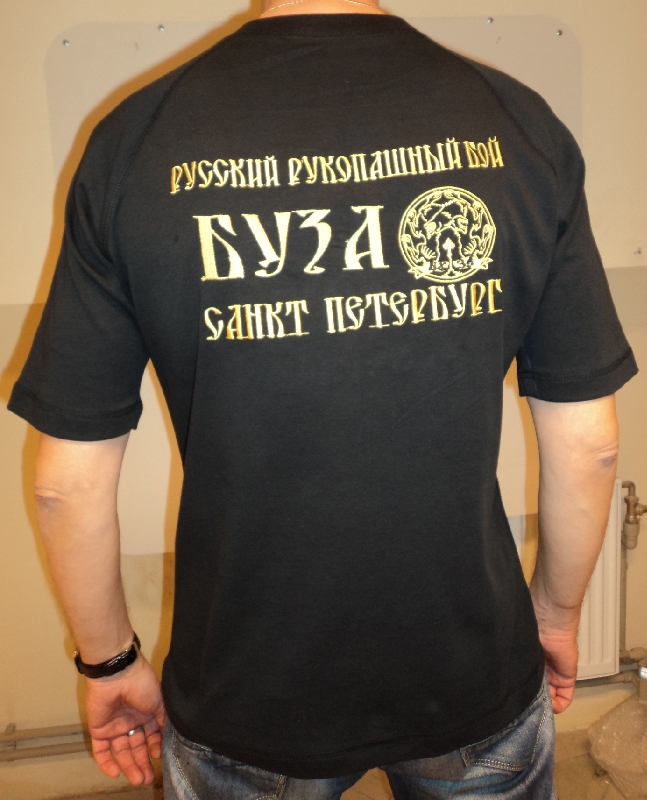 вышивка логотипа на футболке
